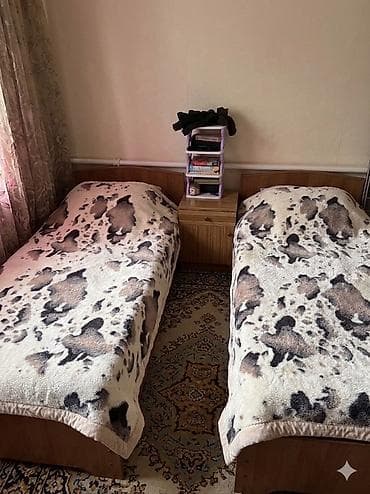 овчины: Две односпальные кровати с изголовьями в классическом стиле. - Размер — 1