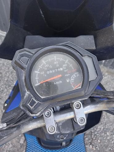 водные скутер: Скутер 50–125 см³ (по фото — класс 50 кубов), с высокой ветровой — 2