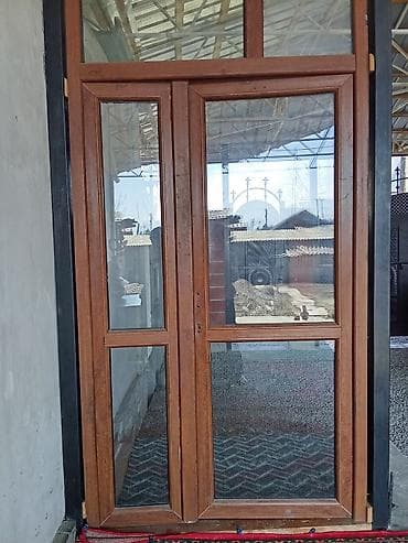 пластик ешик: Стеклянная входная дверь с верхней фрамугой - Материал рамы: дерево — 1