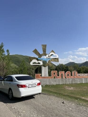 спец машина: Белый седан Lexus с задним приводом, двумя выхлопными трубами и люком — 3