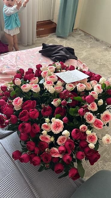 Пышный букет из роз - Состав: крупные розы и кустовые розы в двух