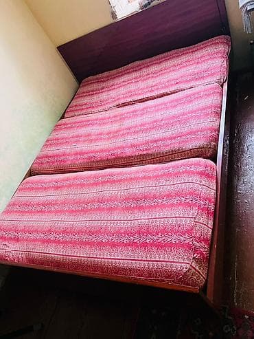 Двуспальная деревянная кровать с высоким изголовьем и комплектом из