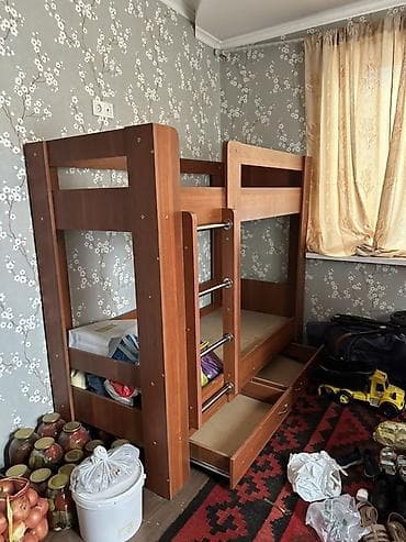 Двухъярусная деревянная кровать с ящиками для хранения. - Материал