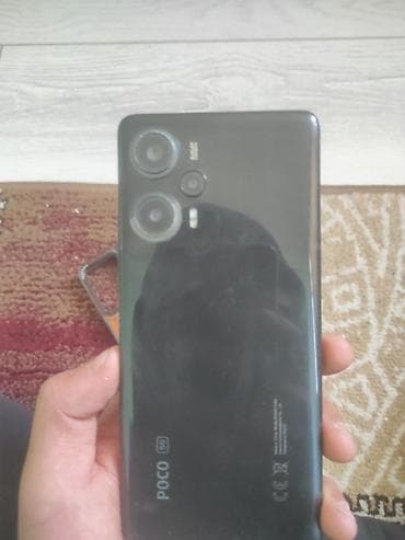 sony xperia xa1: Смартфон с тонким корпусом и плоскими гранями. На боковой грани — 7