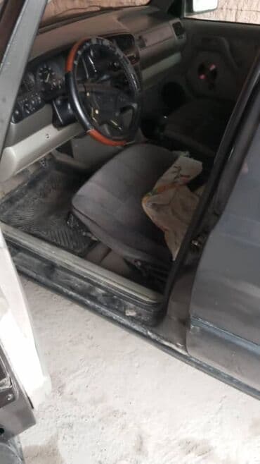 венте: Volkswagen Vento: 1993 г., 1.8 л, Седан — 4