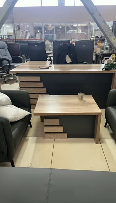 набор на стол руководителя из дерева: Современный офисный стол с приставной тумбой и журнальный столик — 1