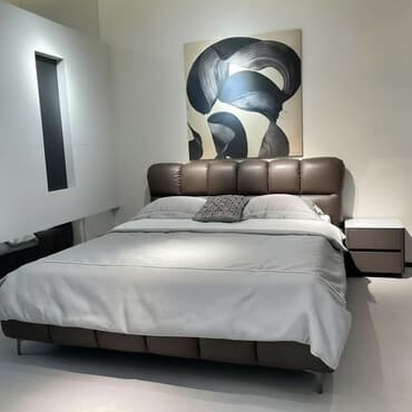 детская кроватка с тумбой: Двуспальная кровать с мягким высоким изголовьем - Современный дизайн — 1