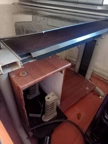 кафельная резка: Компьютерный стол, Б/у, С полками — 1