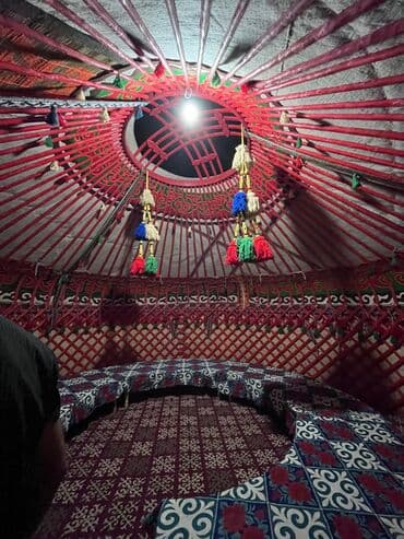 срочно продаю в связи с переездом: Аренда юрты, Каркас Деревянный, 75 баш, С полом, Самовар, Стулья — 7