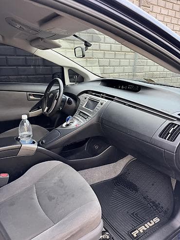 Toyota Prius: 2014 г., 1.8 л, Вариатор — 8
