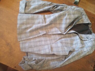срочно продаю в связи с переездом: Продаю б/у женскую одежду 46 размера рубашки, пиджаки, юбки,платья — 3