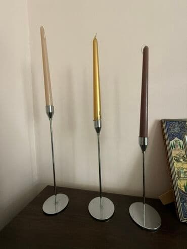 Наборы изящных подсвечников, предназначенных для размещения столбовых