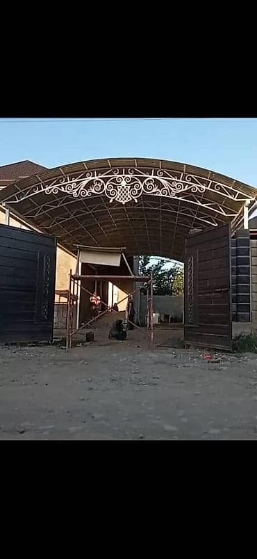 Кованый навес и распашные металлические ворота - Арочный навес для