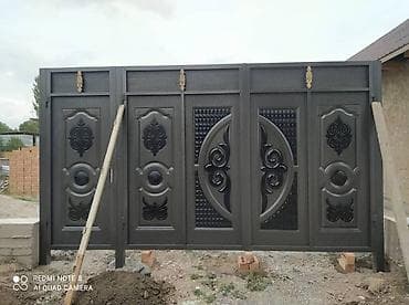 Кованые металлические ворота с глухим заполнением и декоративными