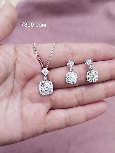 Личные вещи: Ювелирные украшения, из серебра 925 пробы с муассанитом. Каждое — 1