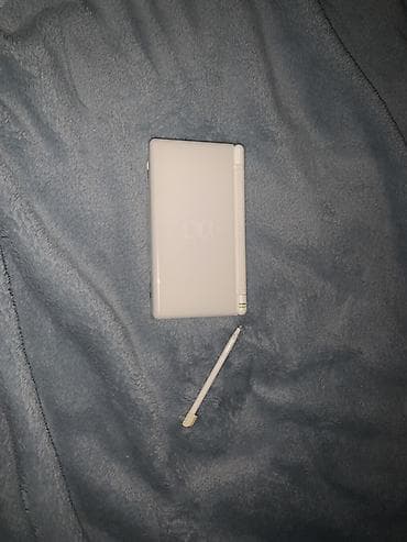 Nintendo DS Lite, белая В комплекте идет стилус R4 карта установлено