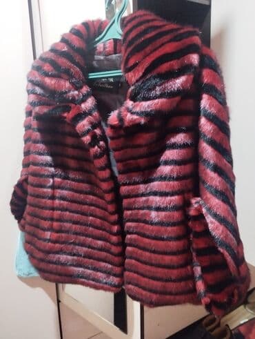 срочно продаю в связи с переездом: Полушубка,новая, себе купила за 5000 сом,размер не подошёл — 2