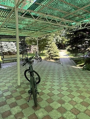 Паркинги: Просторный частный двор с навесами и мощением - Большая огражденная — 8