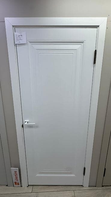 межкомнатные стены: Белая межкомнатная дверь классического дизайна. - Полотно глухое, с — 1