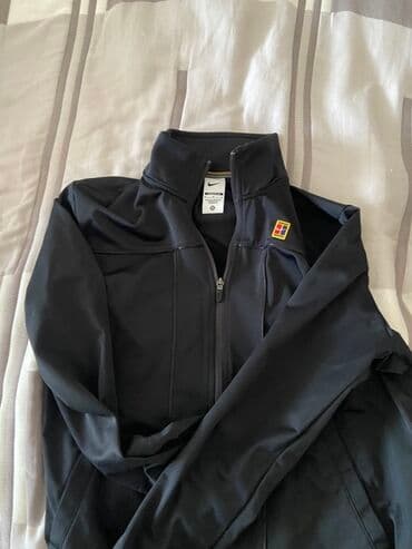 спортивное оборудование: Спортивная куртка Nike с молнией по всей длине.
оригинал
размер М — 1