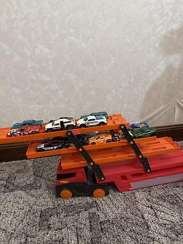 Игровой автоперевозчик Hot Wheels с раскладными уровнями - Большой