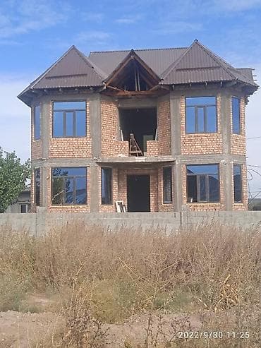 Предлагается к продаже недостроенный двухэтажный кирпичный дом с