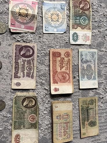 купюру: Коллекция старых банкнот и монет разных стран. Состав по фото: - — 1