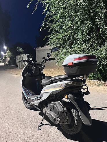 скутер матор: Скутер Benelli 250 (надпись на боковой панели). Городской макси-скутер — 4