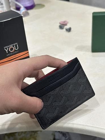 красный галстук: Карточница Goyard, компактная и тонкая. Характеристики: - Материал — 2