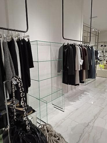 Стеклянный стеллаж-витрина для магазина/шоурума - Материал