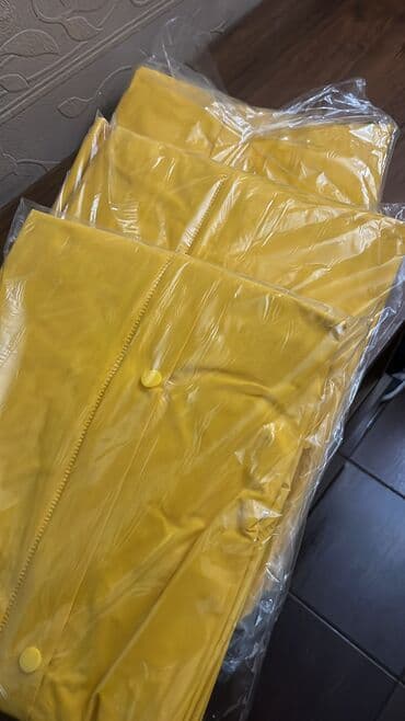 плащ дождовик: Практичный плащ-дождевик яркого желтого цвета, предназначенный для — 6