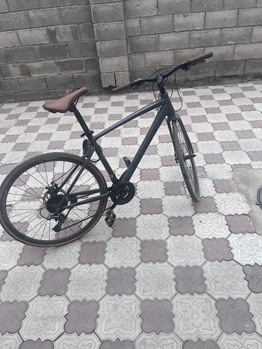 bid e2: Велосипед с матовой черной рамой, оснащенный дисковыми тормозами для — 1