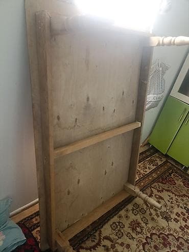 Офисная мебель: Кровать двуспальная + матрас, обогреватель и деревянный стол - — 4