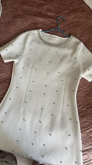 серебренное кольцо: Белое платье-футляр с короткими рукавами и круглым вырезом, украшенным — 1