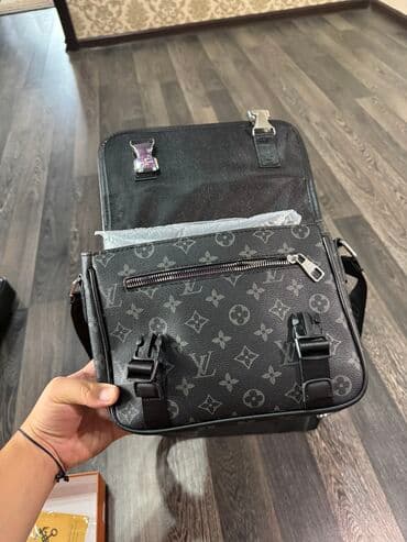 брендовая сумка: Барсетка, Louis Vuitton, Материал: Искусственная кожа, Застежка на молнии, Множество карманов, Разделенные отделения, Новый — 3