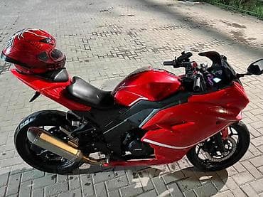 bbs 4 100: Спортивный мотоцикл в ярком красном цвете с агрессивным обвесом — 1
