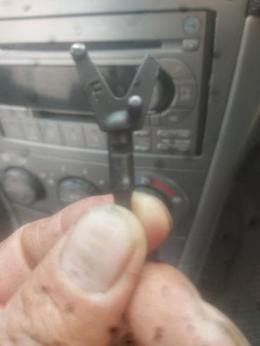 трос люка: Автомобильная пластиковая защёлка‑фиксатор типа «вилка» (Y‑образная) — 1