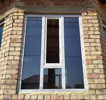 Пластиковое окно (ПВХ) с трёхсекционной компоновкой: - Две большие