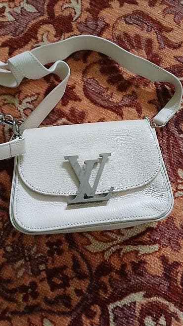 брелок металлический: Классическая сумка, Louis Vuitton, Материал: Натуральная кожа, Съёмный ремень, Женские, Б/у — 1