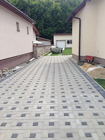 Тротуарная плитка вибропрессованная, квадратная, серого цвета с