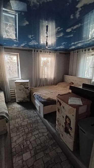 без ремонта: Продаю дом в районе Тоголок Молдо — Шербакова. Описание: - — 3
