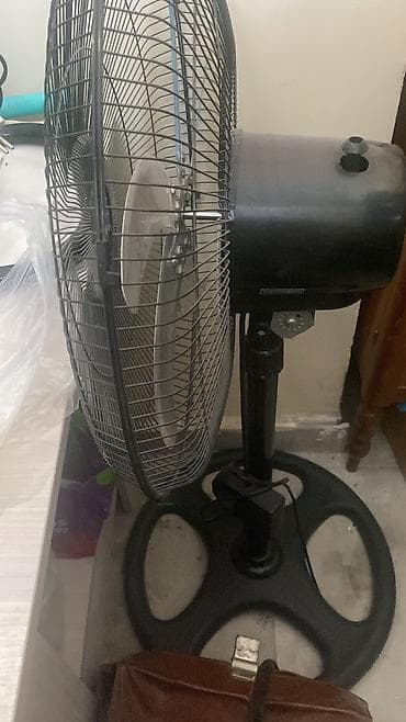 Текчелер, стеллаждар, секичелүү койгучтар: Продаю вентилятор черного цвета в отличном состоянии не пользовались — 1