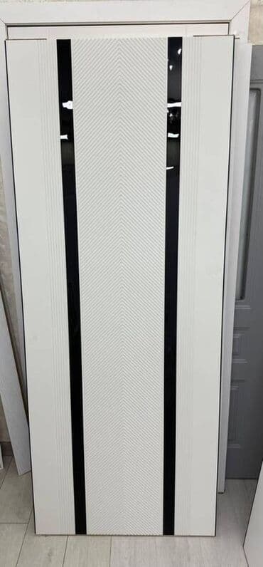 дверь хайтек: Межкомнатная дверь белого цвета с современным дизайном. Полотно — 1