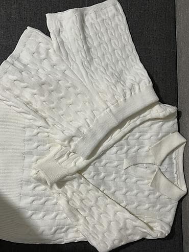 Вязаный комплект из двух предметов: джемпер-поло и шорты. - Цвет