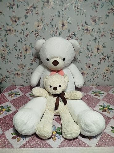 toy: - Цвет: молочный/белый. - Размеры: - Крупный мишка — очень большой — 1