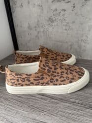 срочно продаю в связи с переездом: ▫️Слипоны Лео 
📏Размер 40 — 1