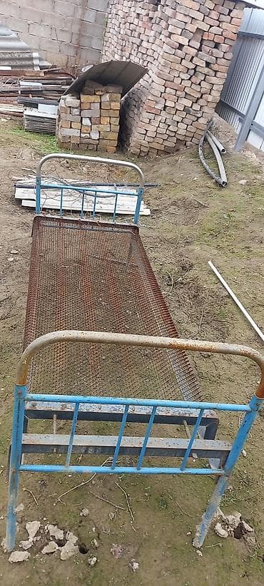 Металлическая односпальная кровать советского типа. в хорошем