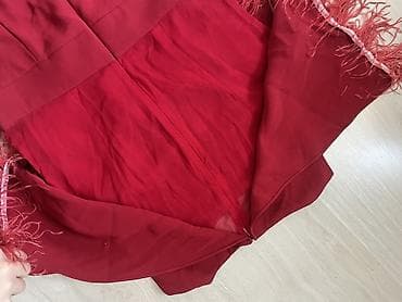 t: Красный женский комбинезон без рукавов с перьями по линии талии. - — 4