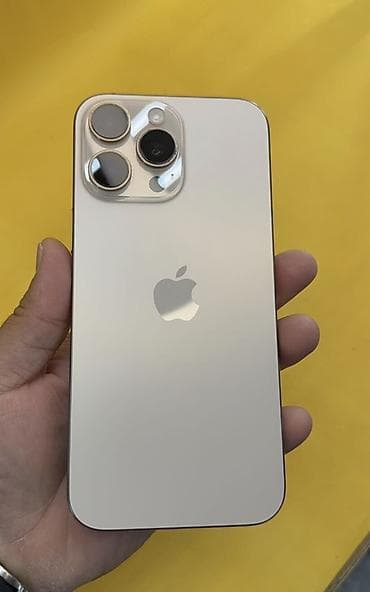 IPhone с тройной камерой Pro‑класса, цвет светлый (вероятно «Natural
