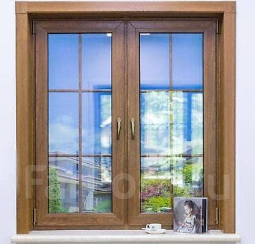 Двухстворчатое окно с поворотно‑откидной фурнитурой в тёплой отделке